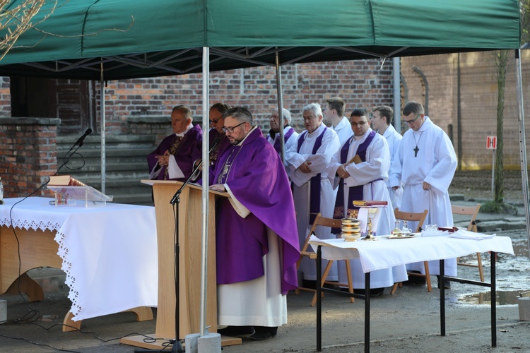 Modlitwa za dusze zmarłych w KL Auschwitz