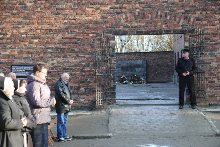 Msza Święta za dusze pomordowanych więźniów przed Blokiem 11. i Ścianą Śmierci