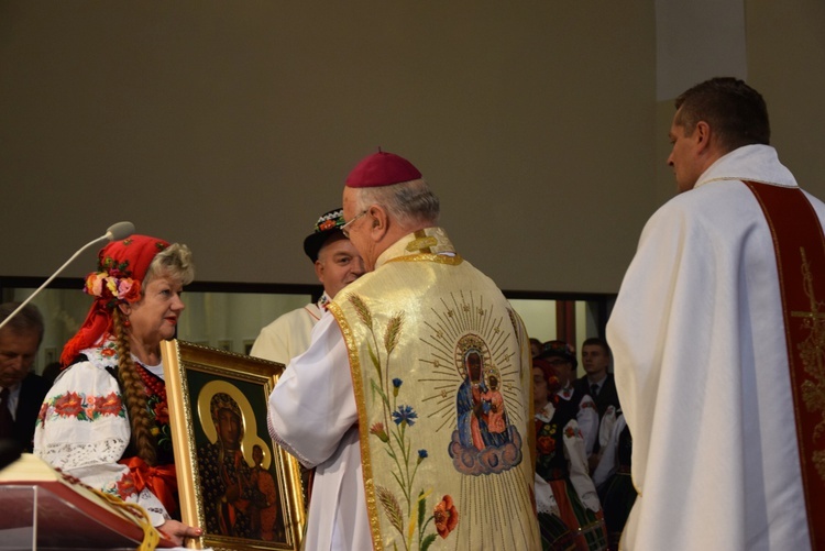 Powitanie ikony MB Częstochowskiej w parafii wojskowej w Skierniewicach