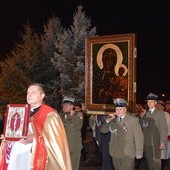 Powitanie ikony MB Częstochowskiej w parafii wojskowej w Skierniewicach