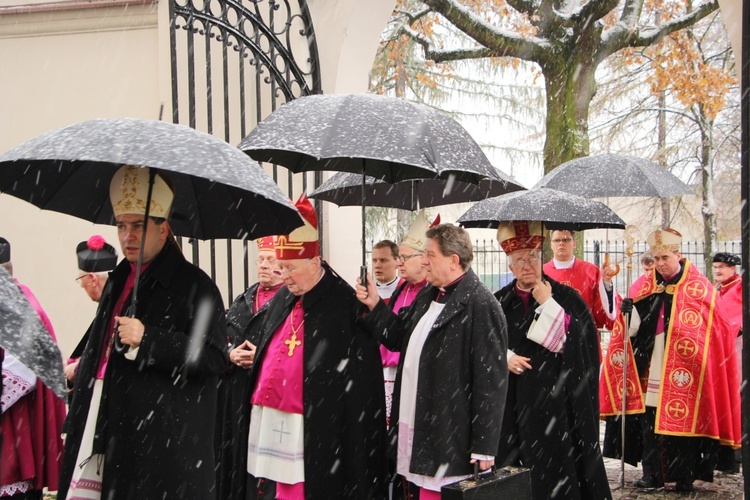 Procesja z relikwiami św. Wiktorii w Łowiczu