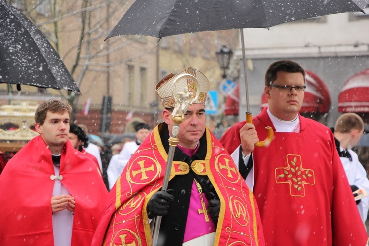 Procesja z relikwiami św. Wiktorii w Łowiczu