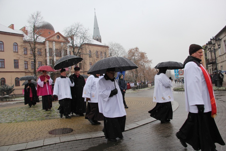 Procesja z relikwiami św. Wiktorii w Łowiczu