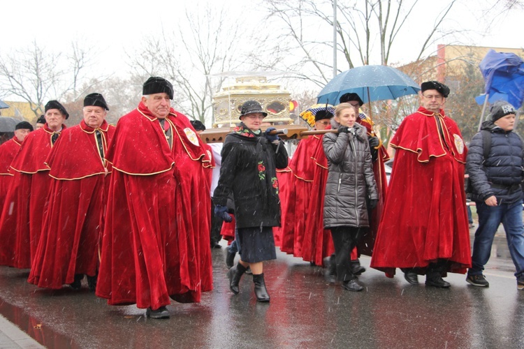 Procesja z relikwiami św. Wiktorii w Łowiczu