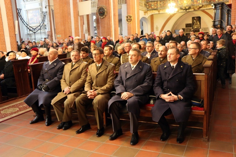 Dziękując przed ołtarzem za niepodległość