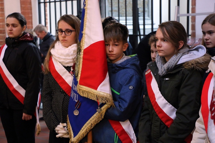 Dziękując przed ołtarzem za niepodległość