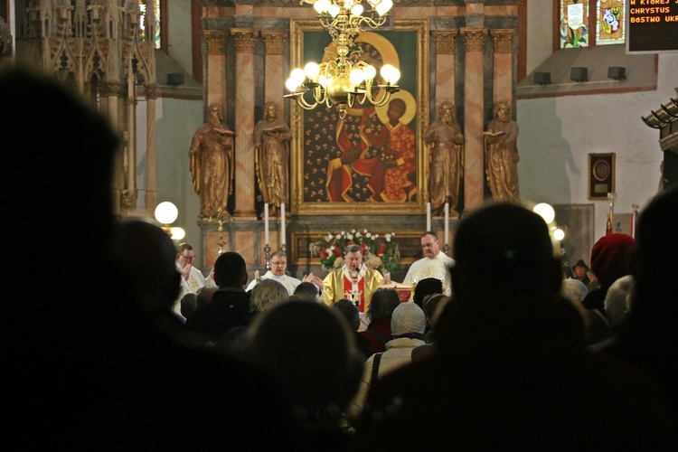 Dziękując przed ołtarzem za niepodległość