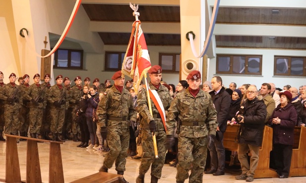 Kompania Honorowa ze sztandarem 18. Batalionu Powietrznodesantowego w kościele św. Maksymiliana