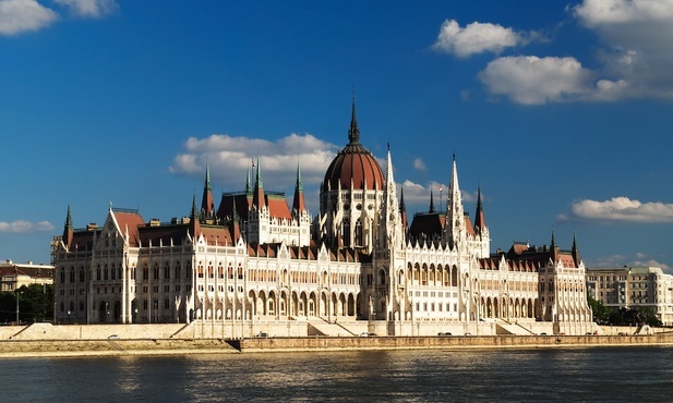 Węgry: Więcej osób popiera jako premiera Orbana niż kandydata opozycji