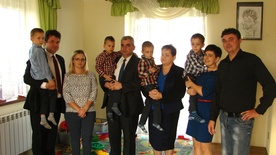 Dzieci i ich rodziców odwiedzili samorządowcy i pracownicy GOPS w Radgoszczy 