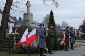 Delegacje złożyły kwiaty pod Pomnikiem Obrońców Ojczyzny