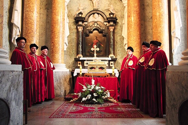 Kawalerowie Konfraterni św. Wiktorii przy relikwiach  w kaplicy jej imienia.