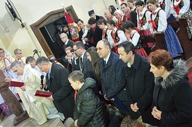 ▲	Mieszkańcy Mszalnicy z ks. proboszczem zawierzają miejscowość Bożemu Miłosierdziu i św. s. Faustynie.