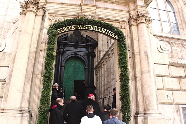 Spośród kilkunastu bram najważniejsza była ta w katedrze na Wawelu.