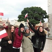 W marszu brali udział także goście z zagranicy. Na zdjęciu: grupa Włoszek pozuje na Rynku Głównym z chorągiewkami w polskich barwach narodowych.