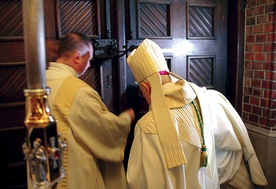 Na zakończenie Mszy św. abp Henryk Hoser symbolicznie zamknął Święte Drzwi.