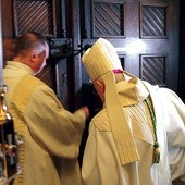 Na zakończenie Mszy św. abp Henryk Hoser symbolicznie zamknął Święte Drzwi.