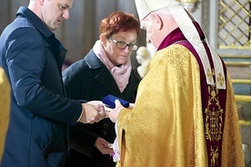 Biskup Ignacy odbierający odznaczenie „Pro Patria”.