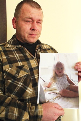 Piotr Mars, ojciec 2,5-rocznej Karolinki, prosi o pomoc dla swego dziecka.