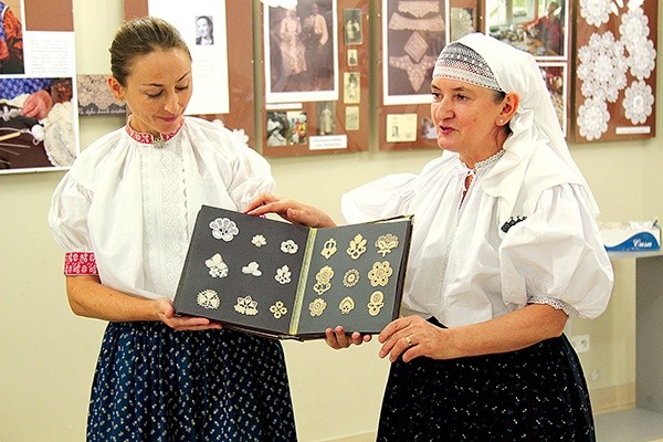 Beata Legierska (z lewej) i Małgorzata Kiereś prezentują koronki.