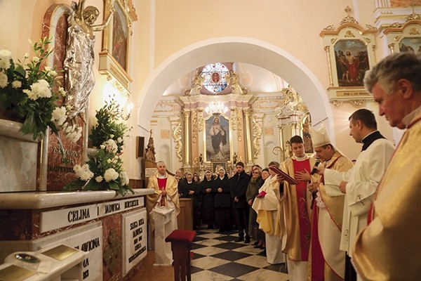 Modlitwa przy relikwiach bł. matki Borzęckiej.