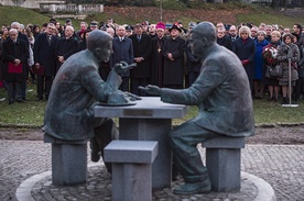 Pomnik przedstawia sylwetki Sławika i Antalla rozmawiających  przy stoliku, przy którym znajduje się jeszcze jedno miejsce dla przypadkowego przechodnia, który może symbolicznie dołączyć do rozmowy.