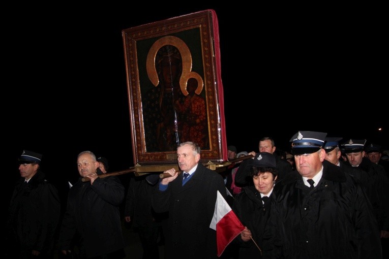 Obraz Matki Bożej Częstochowskiej nieśli strażacy i przedstawiciele każdej miejscowości wchodzącej w skład parafii