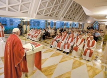 W czasie Mszy św. w kaplicy Domu św. Marty papież codziennie głosi krótkie  improwizowane kazania.
