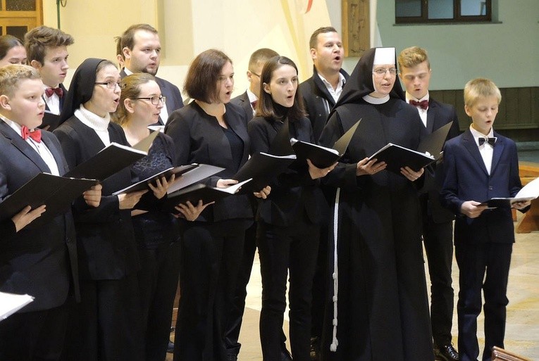 Chórzyści diecezjalnych szkół muzycznych poruszyli serca obecnych na koncercie charytatywnym w Aleksandrowicach