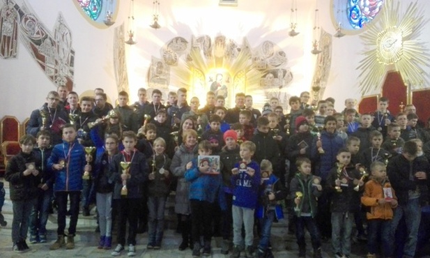  Zwycięzcy, organizatorzy i opiekunowie po Mszy św. w kościele pw. MBNP