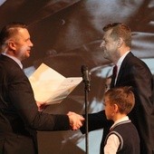 Wojewoda wręczył pamiątkowe dyplomy dyrektorom wszystkich szkół w województwie lubelskim, noszącym imię Henryka Sienkiewicza