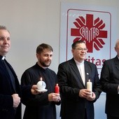 Do wsparcia akcji zachęcają (od lewej): ks. Robert Kowalski, dyrektor Caritas DR, ks. Tomasz Rubczewski, proboszcz parafii prawosławnej,  ks. Wojciech Rudkowski, proboszcz parafii ewangelicko-augsburskiej i Karol Semik, wiceprezydent Radomia