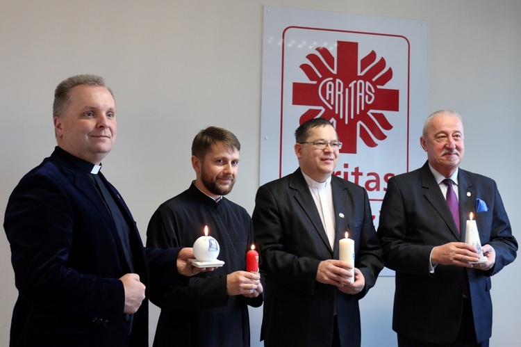 Do wsparcia akcji zachęcają (od lewej): ks. Robert Kowalski, dyrektor Caritas DR, ks. Tomasz Rubczewski, proboszcz parafii prawosławnej,  ks. Wojciech Rudkowski, proboszcz parafii ewangelicko-augsburskiej i Karol Semik, wiceprezydent Radomia