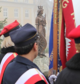 Odsłonięcie pomnika patronki kolejarzy w Zbąszynku