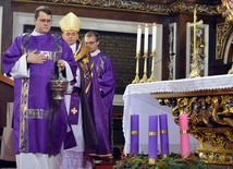 Biskup poświęcił podczas celebracji wieniec adwentowy