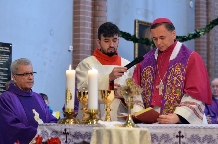 Biskup Adam poświęcił nowe naczynia liturgiczne