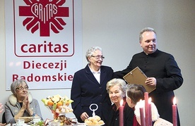 Dyplomy wręczał ks. Robert Kowalski (na zdjęciu – Jadwidze Kiepieli).