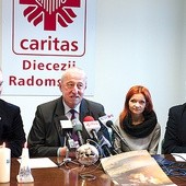 Do licytacji zapraszają  (od lewej): ks. Robert Kowalski, dyrektor diecezjalnej Caritas, wiceprezydent Karol Semik oraz przedstawiciele „Łaźni” – Agnieszka Sieradzka i Marcin Rusek.