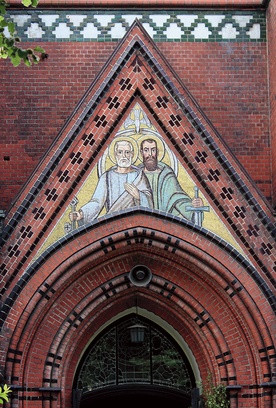 Patroni diecezji gliwickiej – święci apostołowie Piotr i Paweł – mozaika  nad wejściem do katedry.