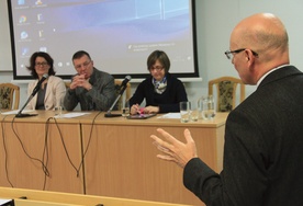 Ks. prof. Marian Machinek (tyłem) w dyskusji z prof. Sigrid Müller, prof. Eberhardem Schockenhoffem i dr Anną Abram (od lewej  za stołem prezydialnym).