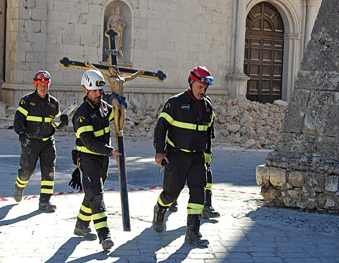 Ratownicy i mieszkańcy zniszczonych przez trzęsienie ziemi miejscowości ratują krzyże, obrazy, figury, by umieścić je w przyszłości w odbudowanych kościołach.