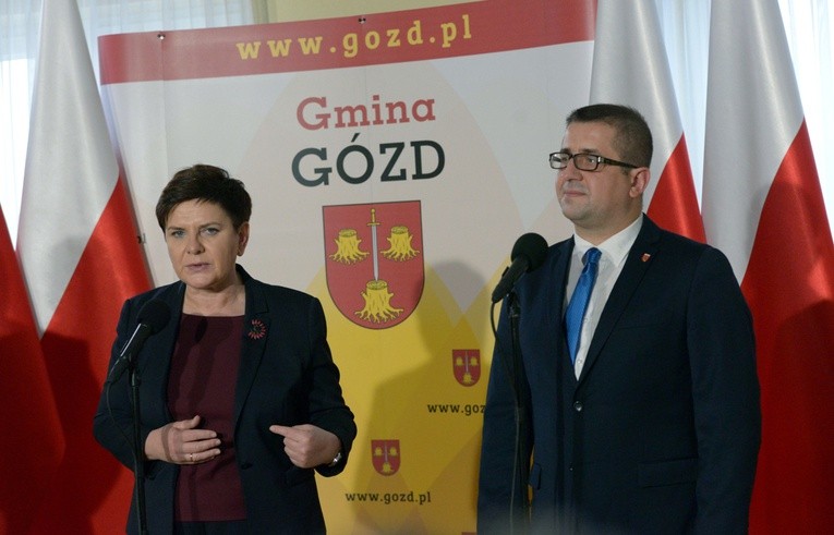 Premier Beata Szydło w Goździe koło Radomia otworzyła pierwszy z przywracanych w kraju urzędów Poczty Polskiej. Obok wójt Paweł Dziewit