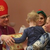 Biskup Artur Miziński po raz trzeci wręczył prezenty podopiecznym Caritas lubelskiej