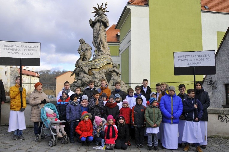 Liturgiczna służba ołtarza biorąca udział w orszaku