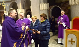 Jubileuszowy dyplom od ks. Roberta Kowalskiego odbierają (od lewej): ks. Aureliusz Bociarski, Anna Bałękowska, wiceprezes zespołu, i Barbara Pokorska. Z prawej ks. Zbigniew Gaczyński