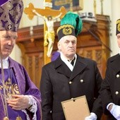 Biskup przyjął honorową szpadę górniczą.