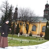 Ksieni klasztoru  z radością spogląda na elewację kościoła, odnowioną dzięki życzliwości wielu ludzi. 