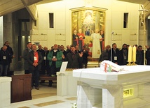 Uczestnicy spotkania w Krakowie przed Eucharystią, wokół ołtarza sami mężczyźni.