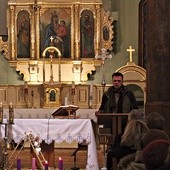 Szymon Hołownia opowiadał w kościele w Słupnie o działalności swoich dwóch fundacji i książce „Jak robić dobrze”.