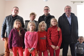 Pani Kinga i jej cztery córki (w środku) razem z twórcami Fundacji Renovo - Łukaszem Koczenaszem (drugi od prawej) i Łukaszem Ziemnikiem (pierwszy z lewej)